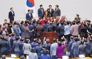 执政党派高喊“无效”，媒体感叹“前所未有”，弹劾代总统加剧韩国担忧