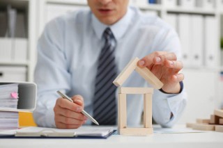 如何认识房地产信托的定义？其运作模式有哪些特点？