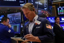 尾盘：美股小幅走高 道指涨逾300点