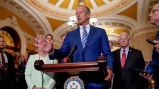 外盘头条：美英签署贸易协议 特朗普税收方案公布 新一代AI芯片刺激AMD股价大涨 特朗普集团推出智能手机