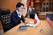 小泉进次郎与美防长通话照被指“摆拍”，日本网民讽刺：表演也得拿根笔吧