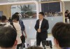 余承东向尼格买提推介智界R7 车头摆满黄玫瑰