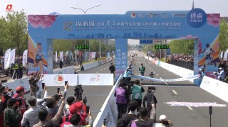 “1米8大高个”VS“旋风小子”  全球首个人形机器人半马落幕！北京亦庄为何“领跑”？｜“奔跑吧”具身智能②