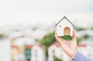 如何投资房地产以获得收益？这些投资策略有哪些风险与回报？