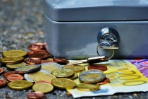 如何分析黄金市场的价格波动？这种价格波动如何影响投资心态？