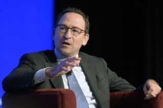外盘头条：关税风波引发金价创新高 美国消费者信心持续下滑 通胀预期飙升 华尔街大行对前景充满迷茫