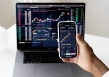 如何明晰特定名称所指公司？该公司在金融行业有何特点？