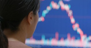 如何理解财经相关的各类术语？这些术语对投资决策有何影响？