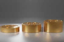 如何评估百泰黄金的市场表现？其价格波动受哪些因素影响？