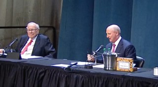 巴菲特谈现金储备，现场哄堂大笑