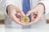 黄金价格涨跌如何影响投资策略？