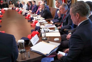 画面曝光！外媒拍下华尔兹手机聊天界面：使用安全性存疑“山寨”软件与多名美高官通信