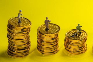 如何实现同公司不同基金之间的转换操作？这种转换的成本和效益如何衡量？