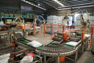 科技驱动全球布局！新希望海外饲料剑指400万吨新增量，锻造“第三增长极”