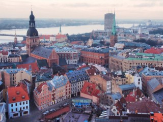 如何处理居住环境中的卫生问题？这种问题的处理方式有哪些挑战？