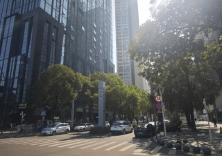 撕破脸！事发深圳福田地标商场，知名网红品牌一门店遭商场强关，记者实探：现场已封锁，保安看守！多方发声