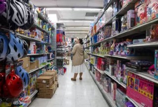 “叠叠乐”般的美国经济岌岌可危 底层民众的美国梦愈发遥不可及