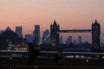 英国PMI站上荣枯线，8月降息已被定价？英镑走强或只是“昙花一现”