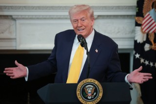 特朗普发帖称美国正以“前所未有的速度储备武器”，网友质疑：弹药库空了？