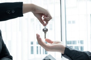 如何确定房子挂中介售卖的收费？收费标准对售房收益有何影响？