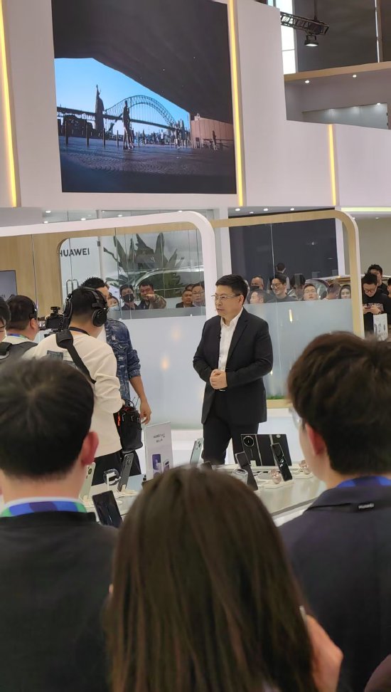 余承东向尼格买提推介智界R7 车头摆满黄玫瑰  第1张