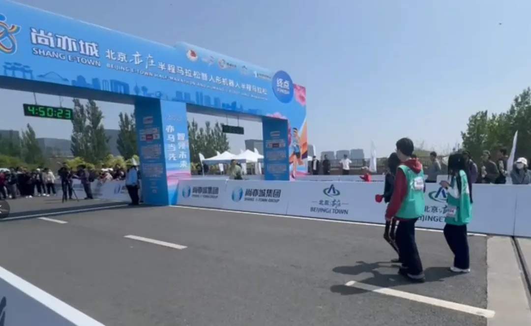 第五名！续航第一！河南战队出征全球首场人形机器人半马  第2张