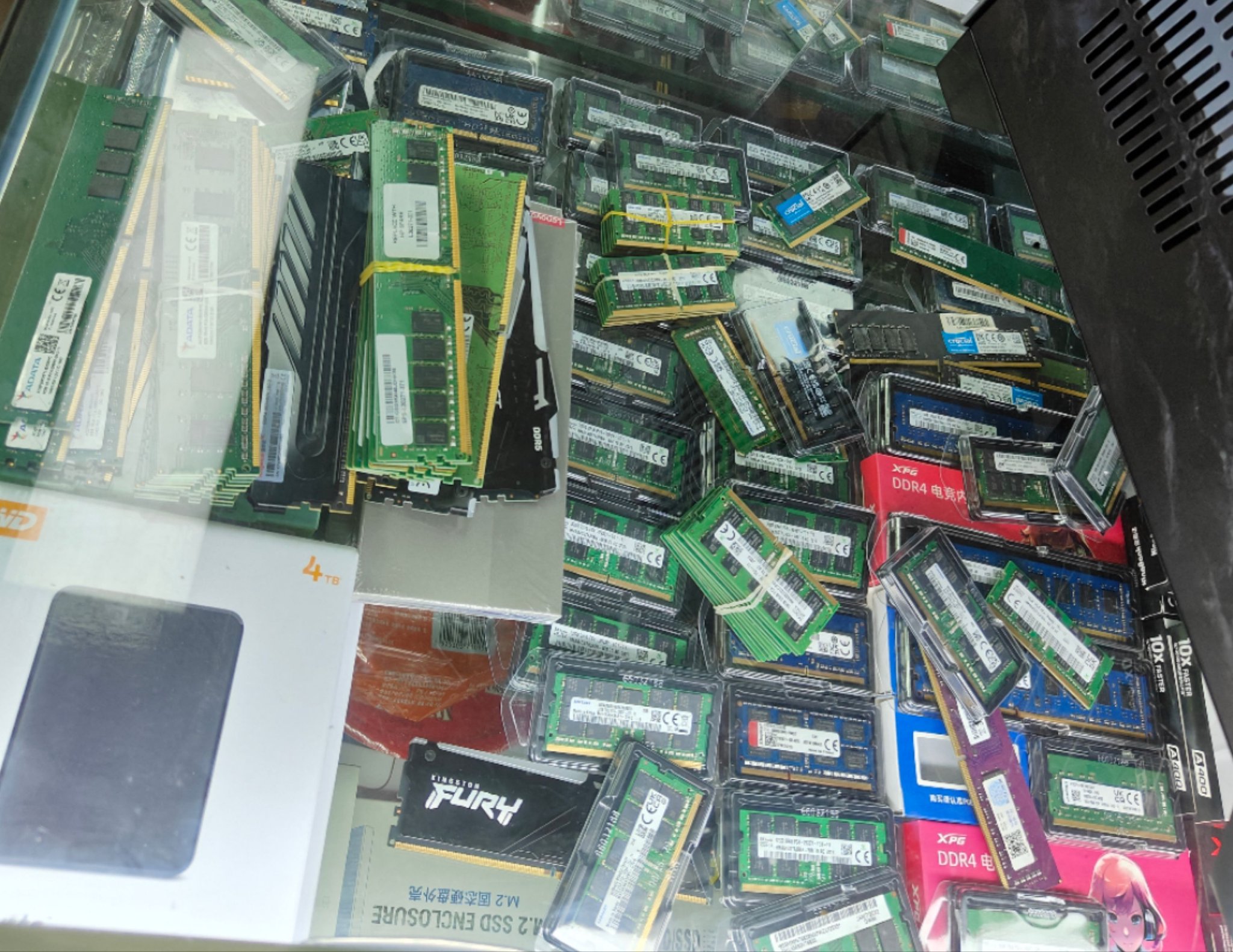华强北商家称“一天一价”，存储价格仍在涨！业内预测缺货至明年  第1张