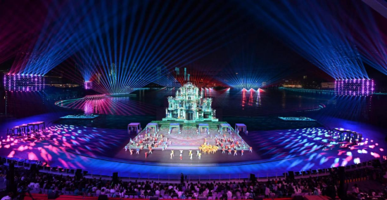 夜空中最纯正的中国红，光峰科技全彩激光探照灯首秀全运会闭幕式  第2张