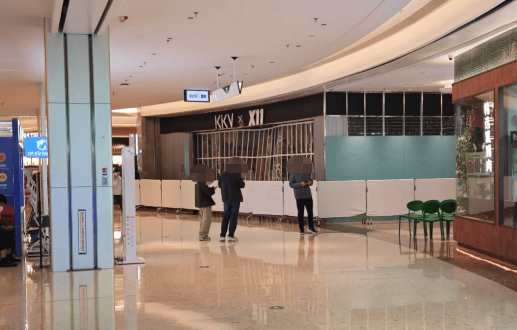 撕破脸！事发深圳福田地标商场，知名网红品牌一门店遭商场强关，记者实探：现场已封锁，保安看守！多方发声  第1张