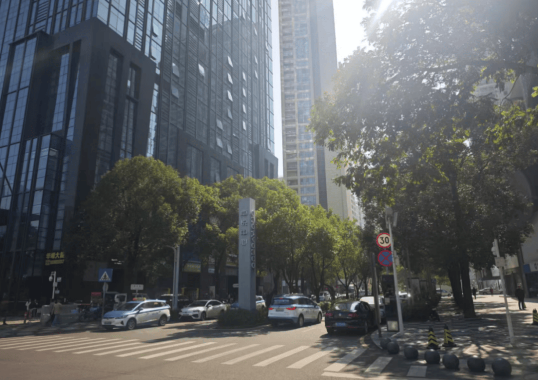 撕破脸！事发深圳福田地标商场，知名网红品牌一门店遭商场强关，记者实探：现场已封锁，保安看守！多方发声  第7张